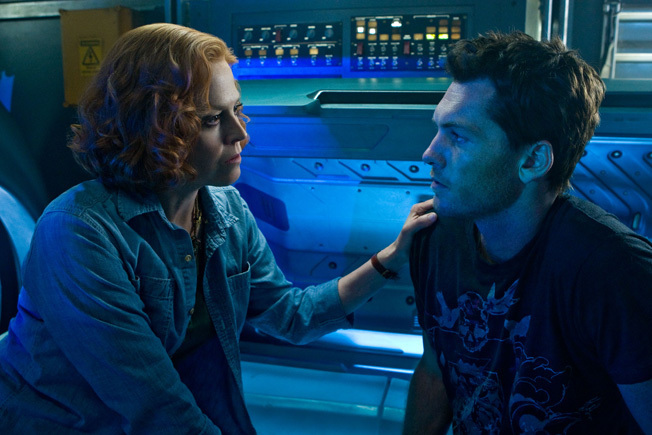 grace-and-jake-in-the-lab-james-camerons-avatar-9473249-652-435
